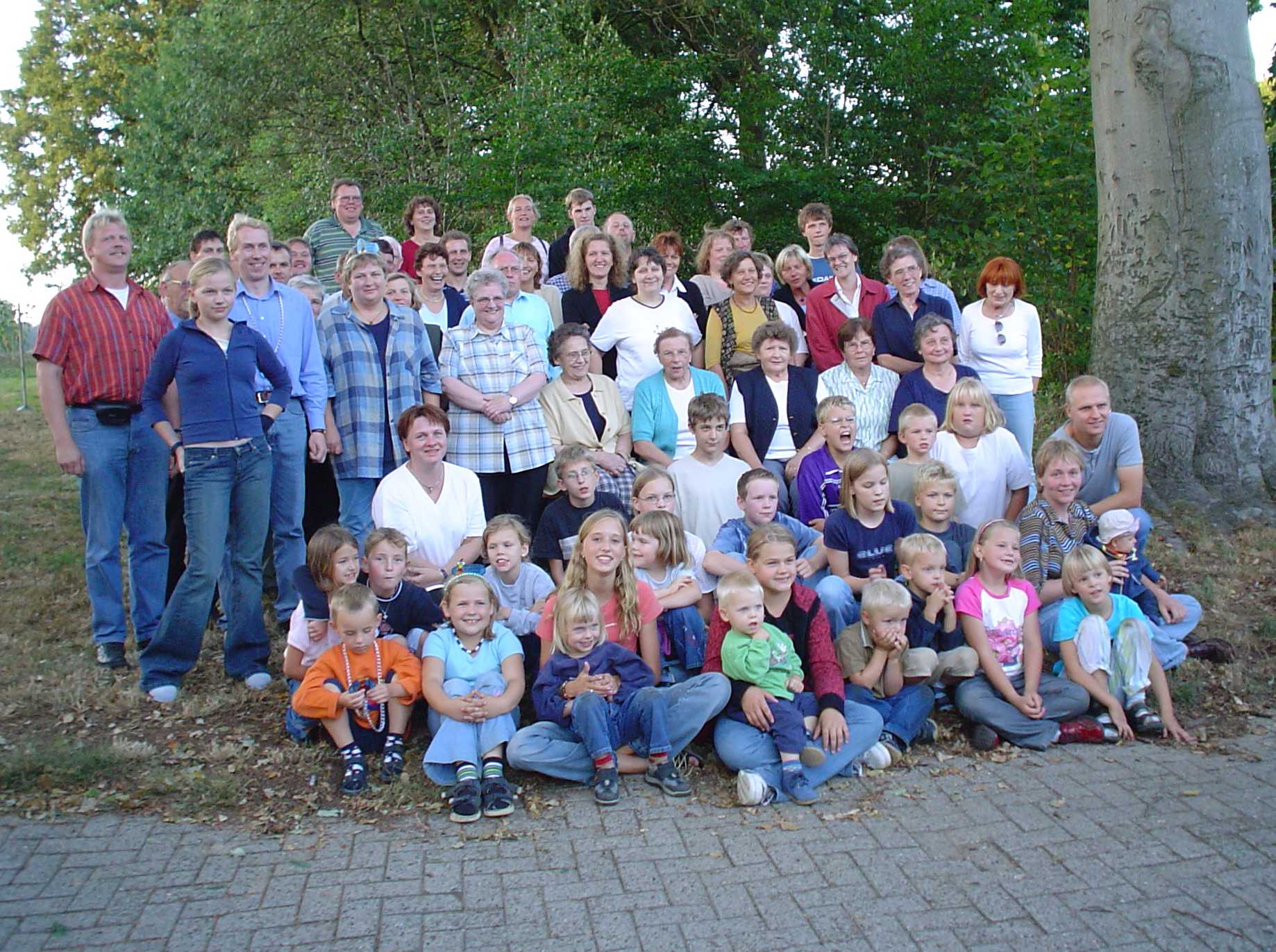 Die Astruper Dorfgemeinschaft auf dem Sommerfest 2003
